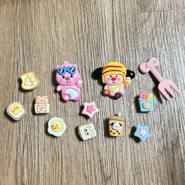 SET 10 CHARM STICKER LOPPY NĨA SẴN NÚT NHỰA GẮN DÉP