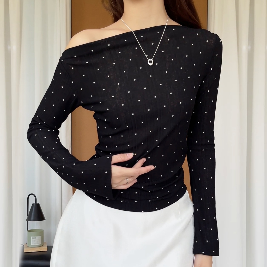 LEXIS TOP – Confi | Áo dài tay phom rộng thắt eo, bo nhún hông, lệch vai nhẹ.