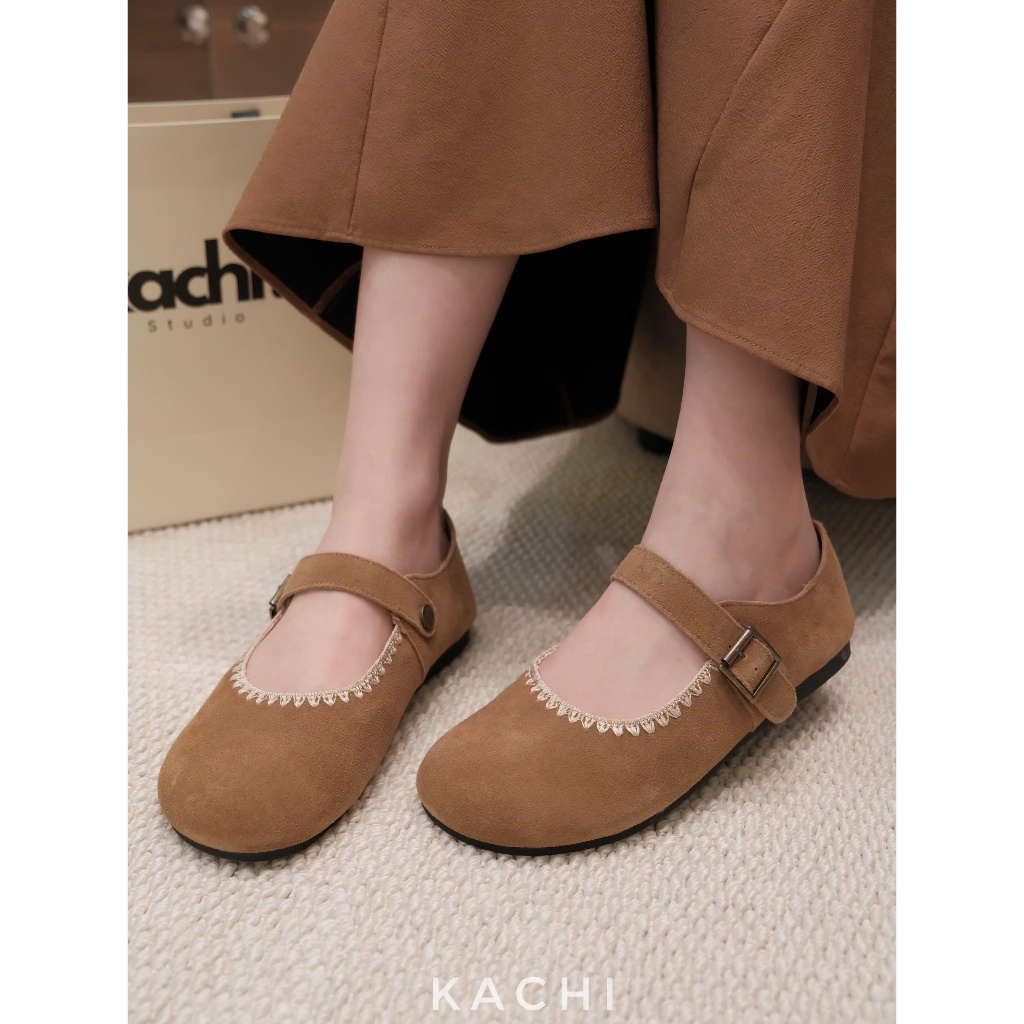 Kachi House 65590 Búp bê nâu êm viền thêu