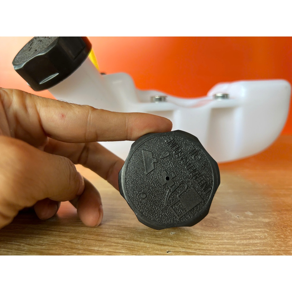 [Hus 541/143] Nắp bình xăng máy cắt cỏ HUSQVARNA 541/143 (Thay Thế)