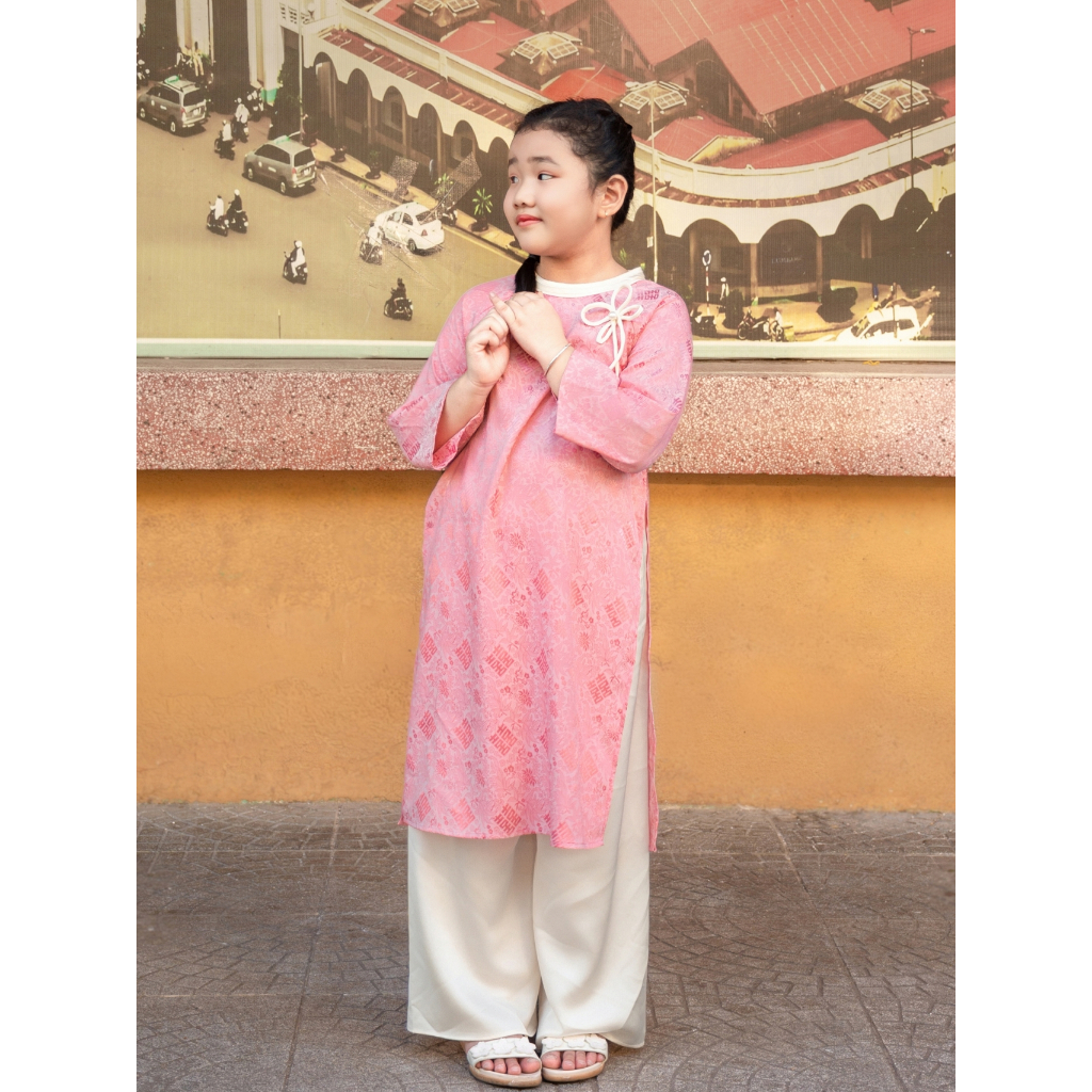 Áo dài bé gái BYZU vải lụa gấm màu hồng thiết kế cổ tròn xếp ly đính nơ xinh xắn 201082505
