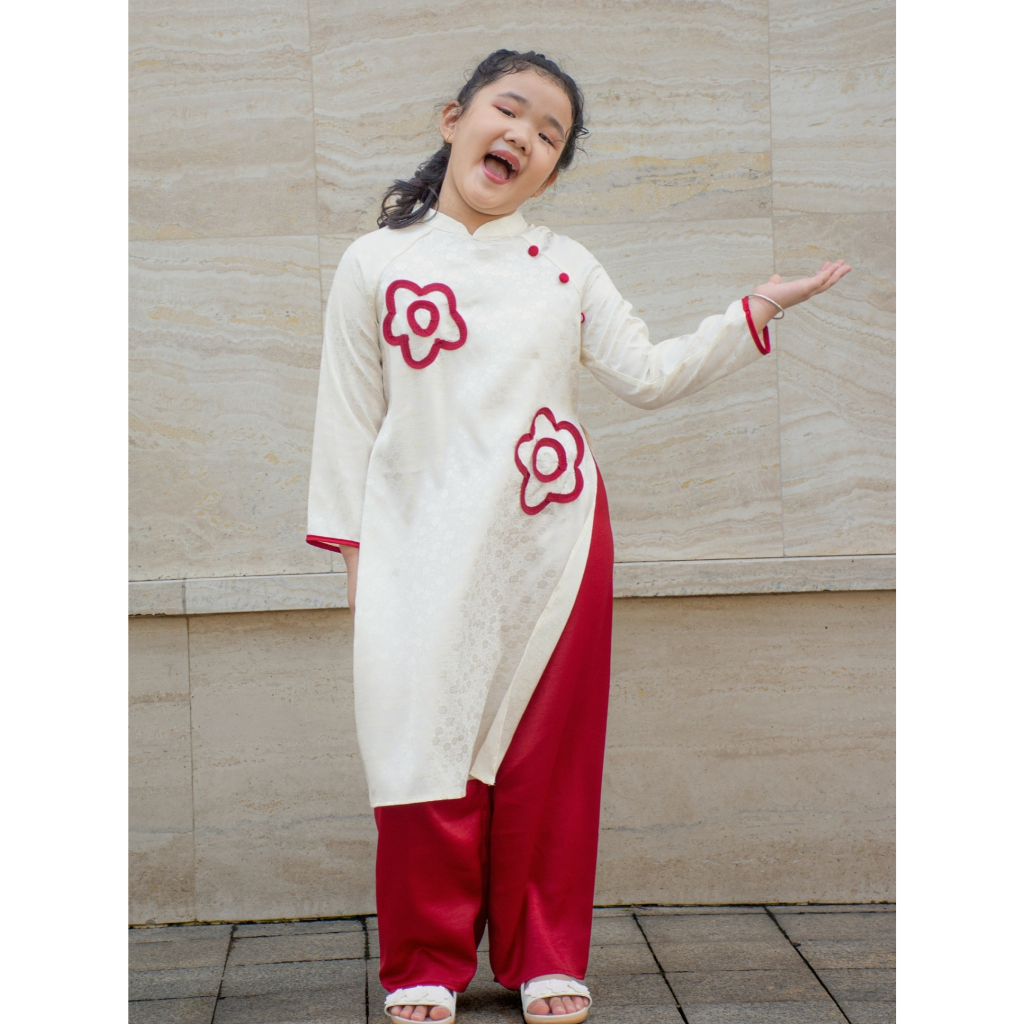 Áo dài bé gái BYZU vải gấm lụa hoa nhí màu trắng phối hoa đỏ nổi bật 200042500