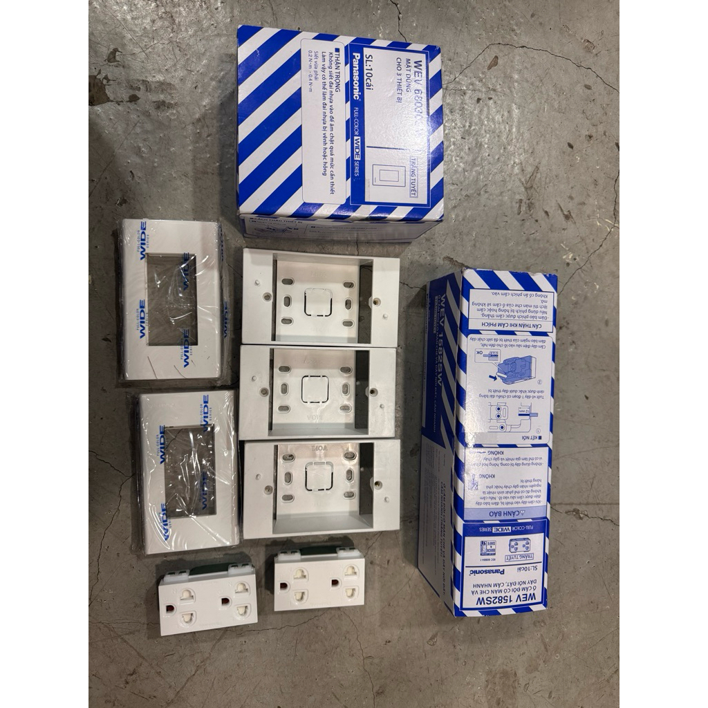 [COMBO] Mặt 3 lỗ WEV68030SW và Hạt ổ cắm đôi 3 chấu WIDE có màn che WEV1582SW - Panasonic + Hộp Đế N