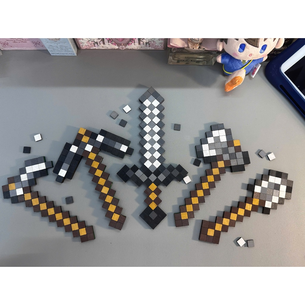 Bộ Công Cụ Minecraft Bằng Gỗ – Pixel Art Sắt (Iron Tools) – Decor Bàn Học