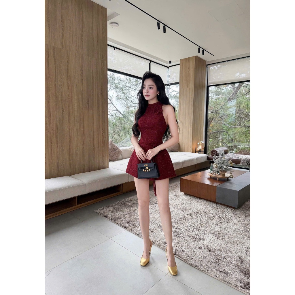 JUMPSUIT DẠ ĐỎ CỔ YẾM ĐÍNH HOA KÈM DÂY BELT THẮT NƠ SHORT ĐÙI (TH)