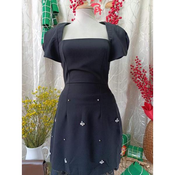 JOLIE LOFT thanh lý - Đầm đính hạt lấp lánh cổ vuông tay hến bymo - Size S