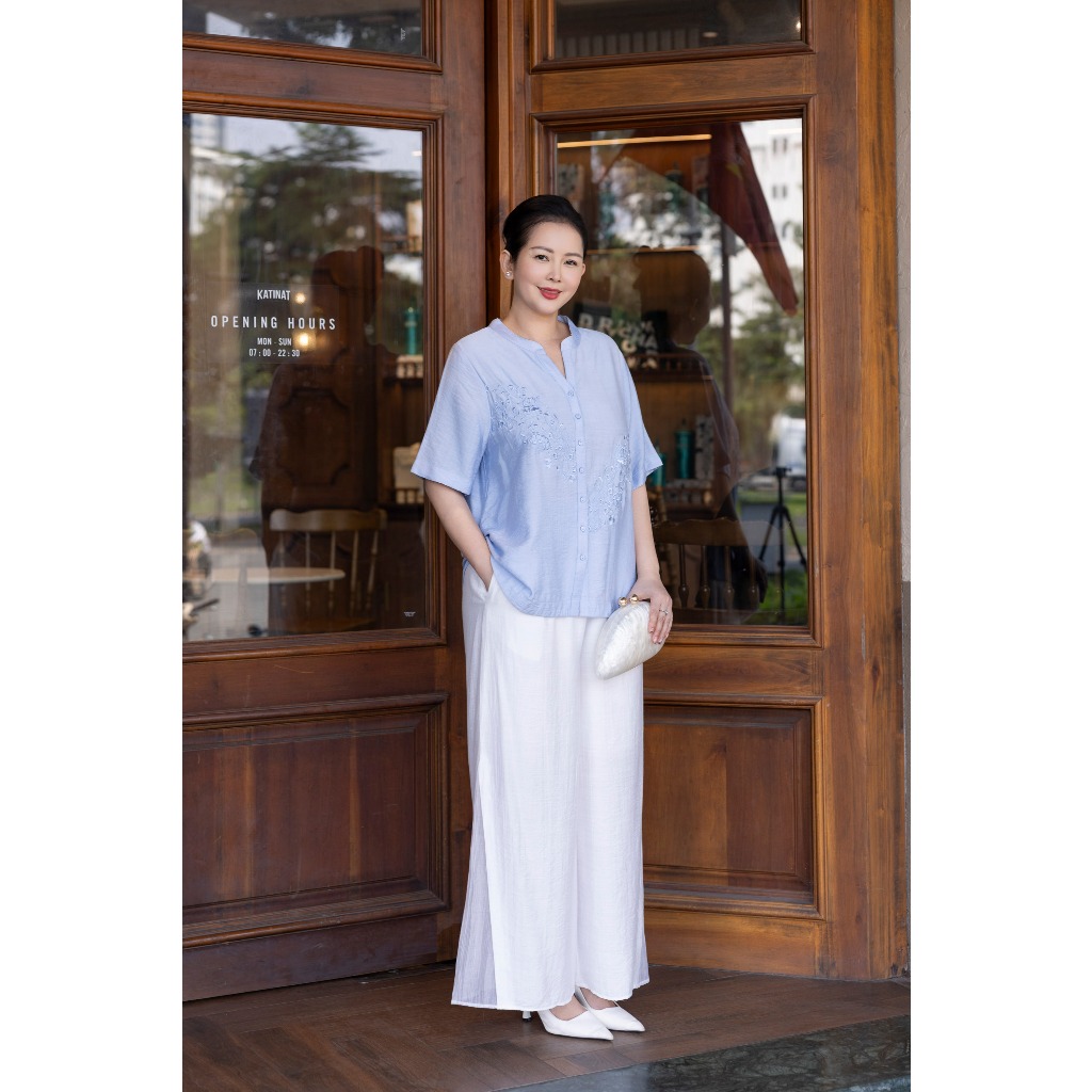 M COLLECTION | Áo Kiểu Nữ Trung Niên Tặng Mẹ, Bà Cài Nút Cổ Trụ Lụa Thêu Hoa Chìm Tay Ngắn A11460 | BigBuy360 - bigbuy360.vn