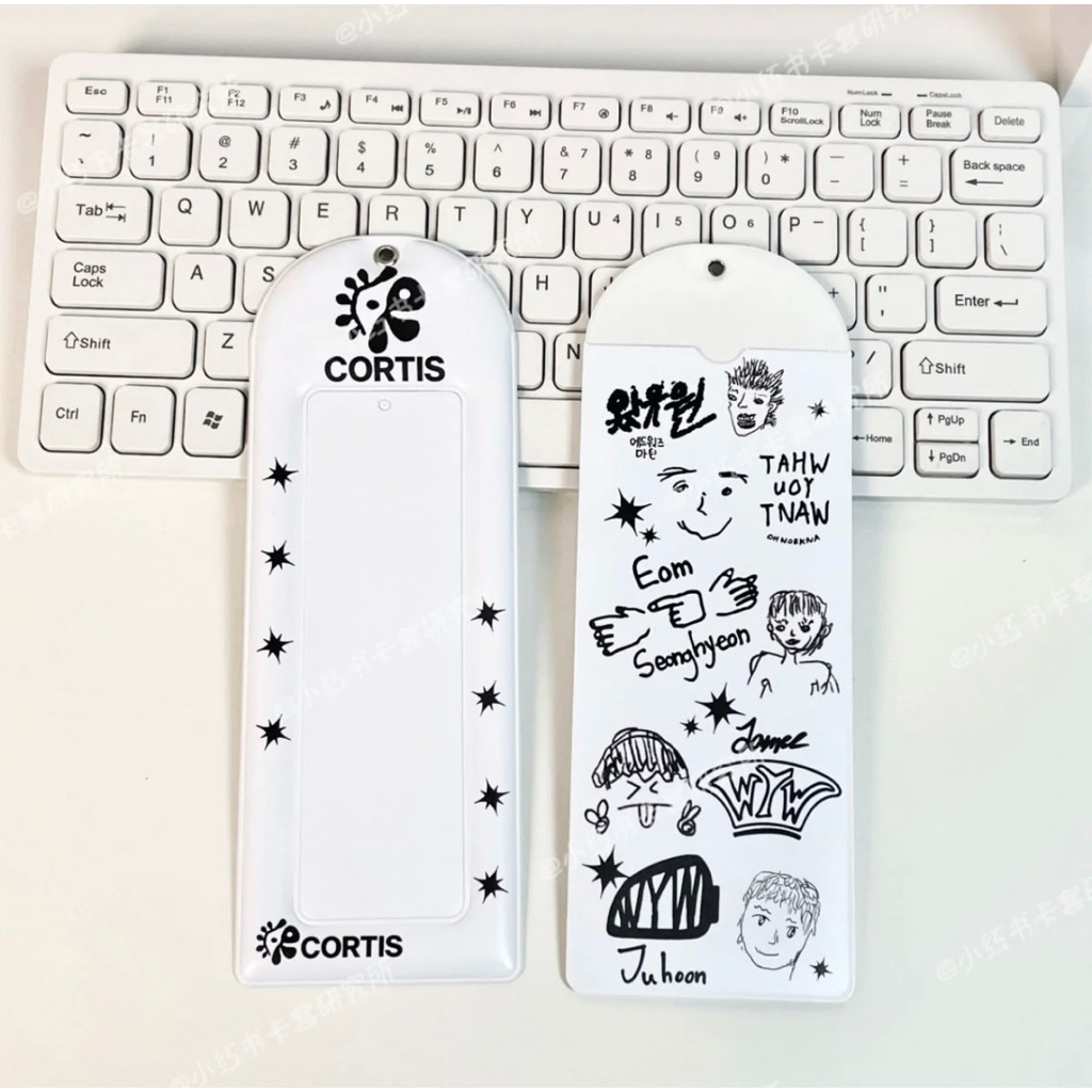 Cortis - Holder Đứng Đựng Photobooth