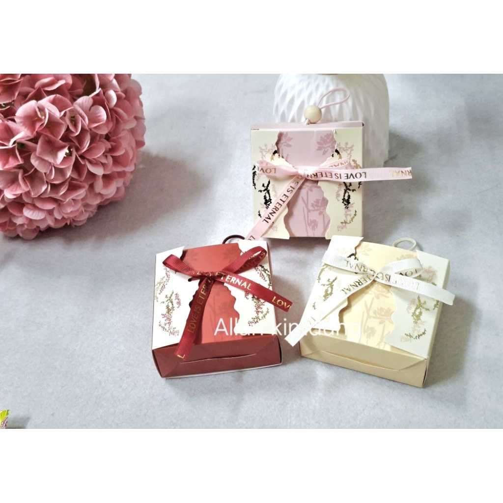 Set 10 vỏ, set 50 vỏ hộp quà “Love is Eternal" kèm nơ dây hạt sang trọng, tinh tế