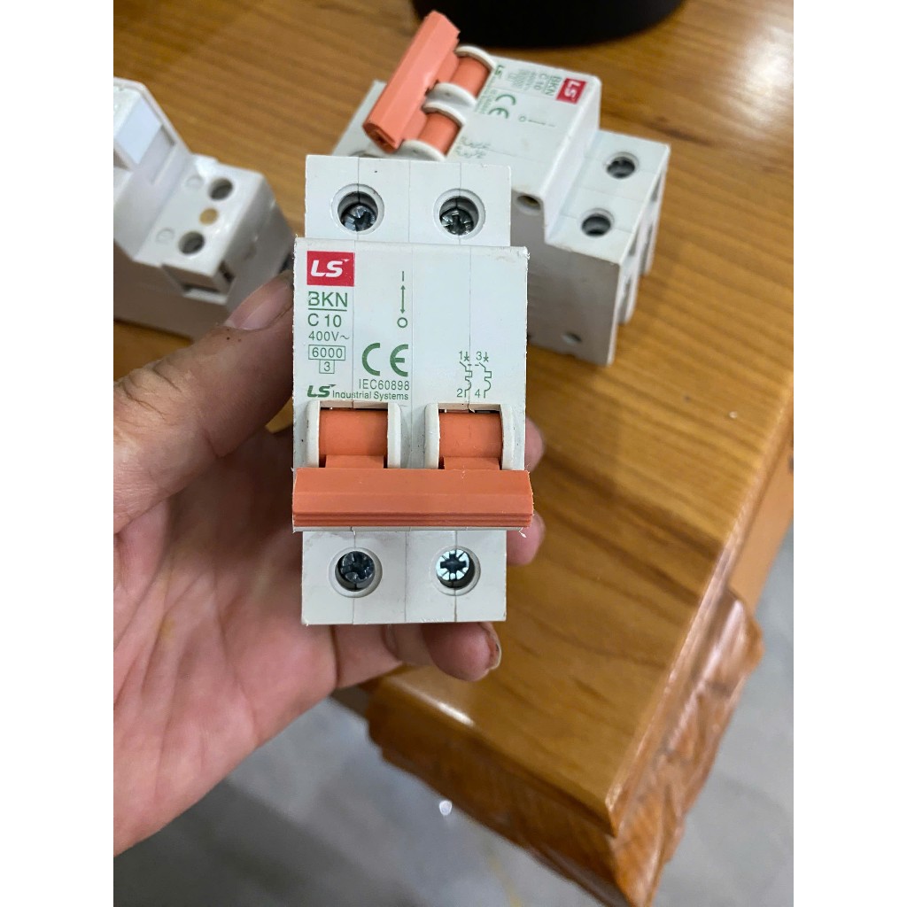 Aptomat cài (MCB) LS BKN 2P C10A Bảo vệ quá tải (In): 10A 2nd chính hãng còn tốt
