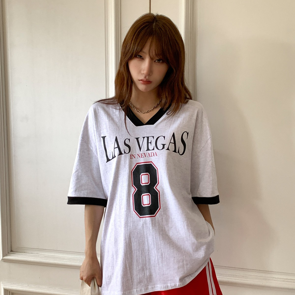 Áo thun nữ cổ V phối màu in chữ Las Vegas phong cách thể thao năng động form rộng Modlobe Las Vegas 
