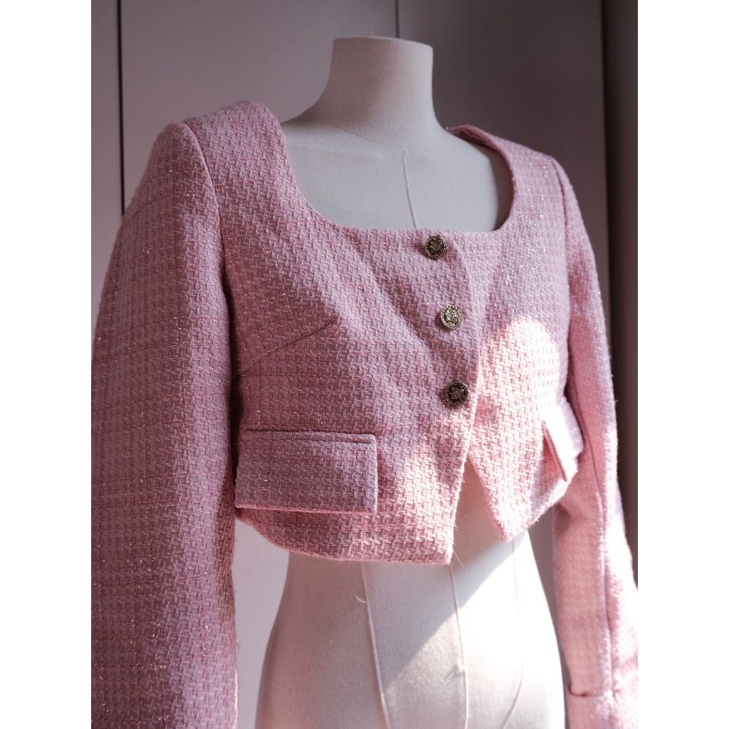 [2hand] Áo khoác tweed croptop cổ vuông nút vàng – Baby Pink Luxury