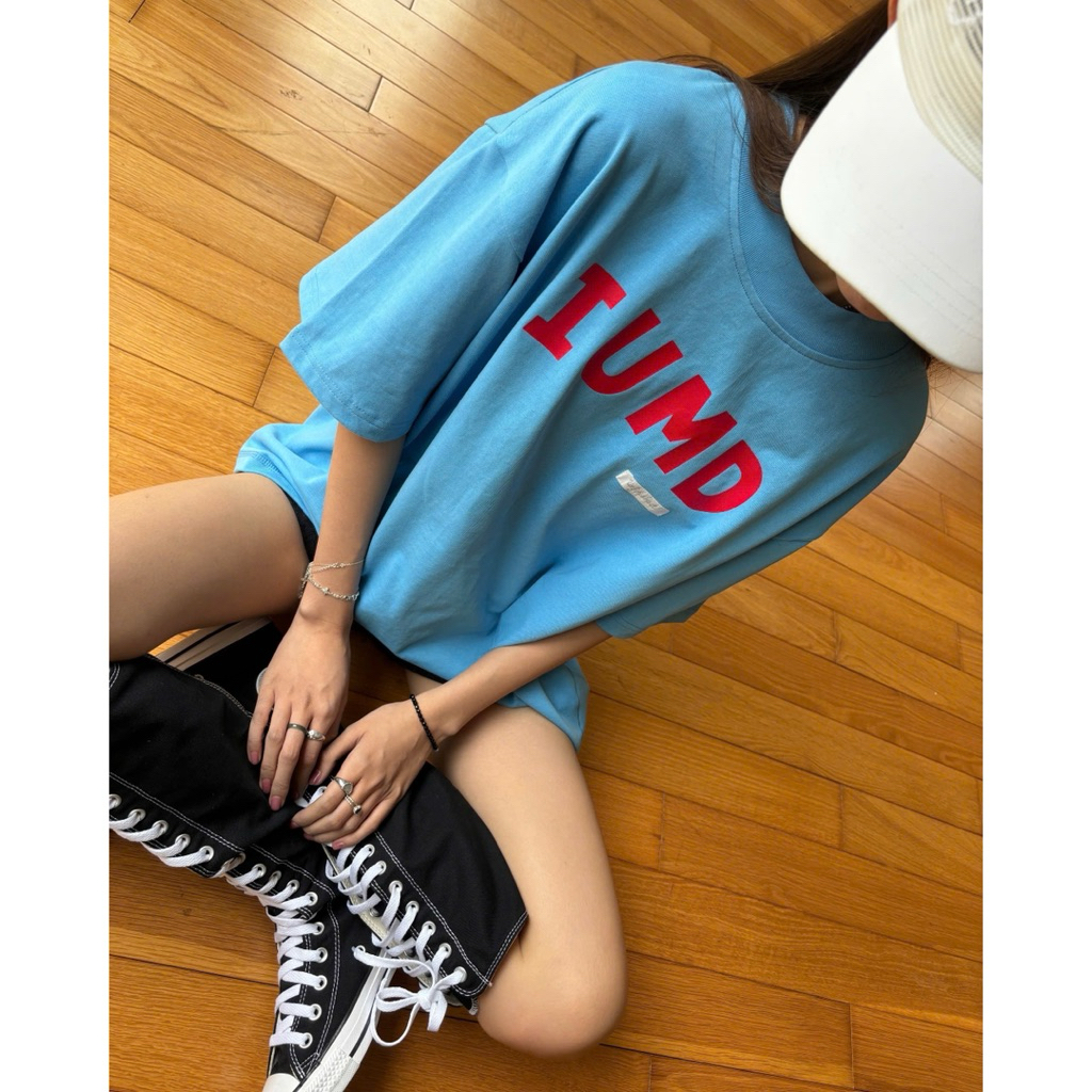 61COMFY IUMD TEE - Áo thun in chữ IUMD