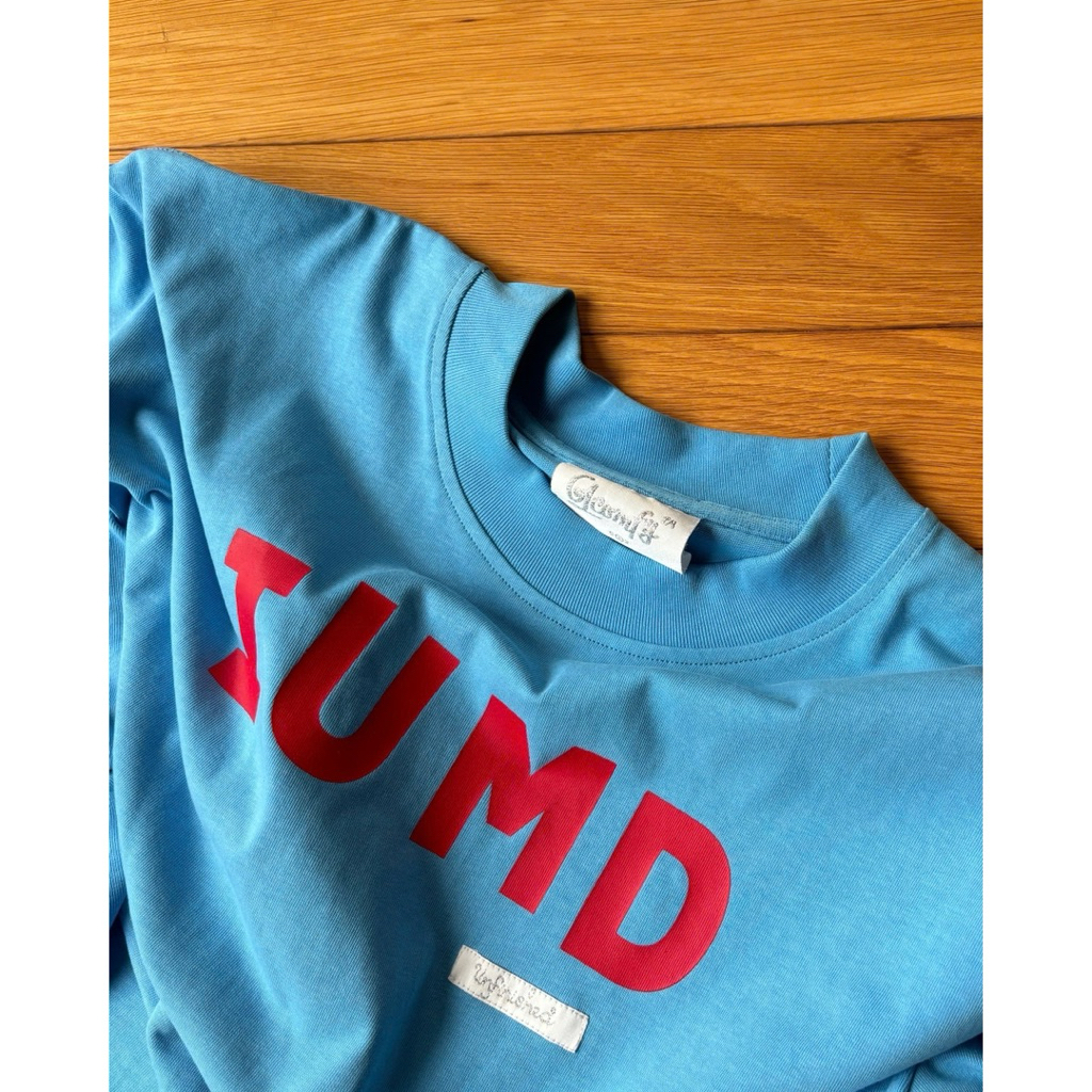 61COMFY IUMD TEE - Áo thun in chữ IUMD