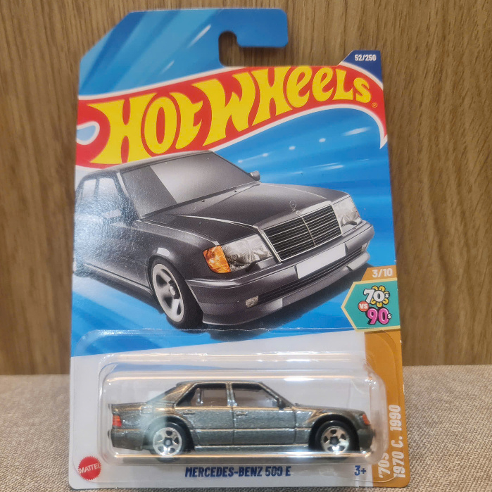 Xe mô hình Hot Wheels Mercedes-Benz 500E Tỷ lệ 1:64 - New 100% Chính Hãng