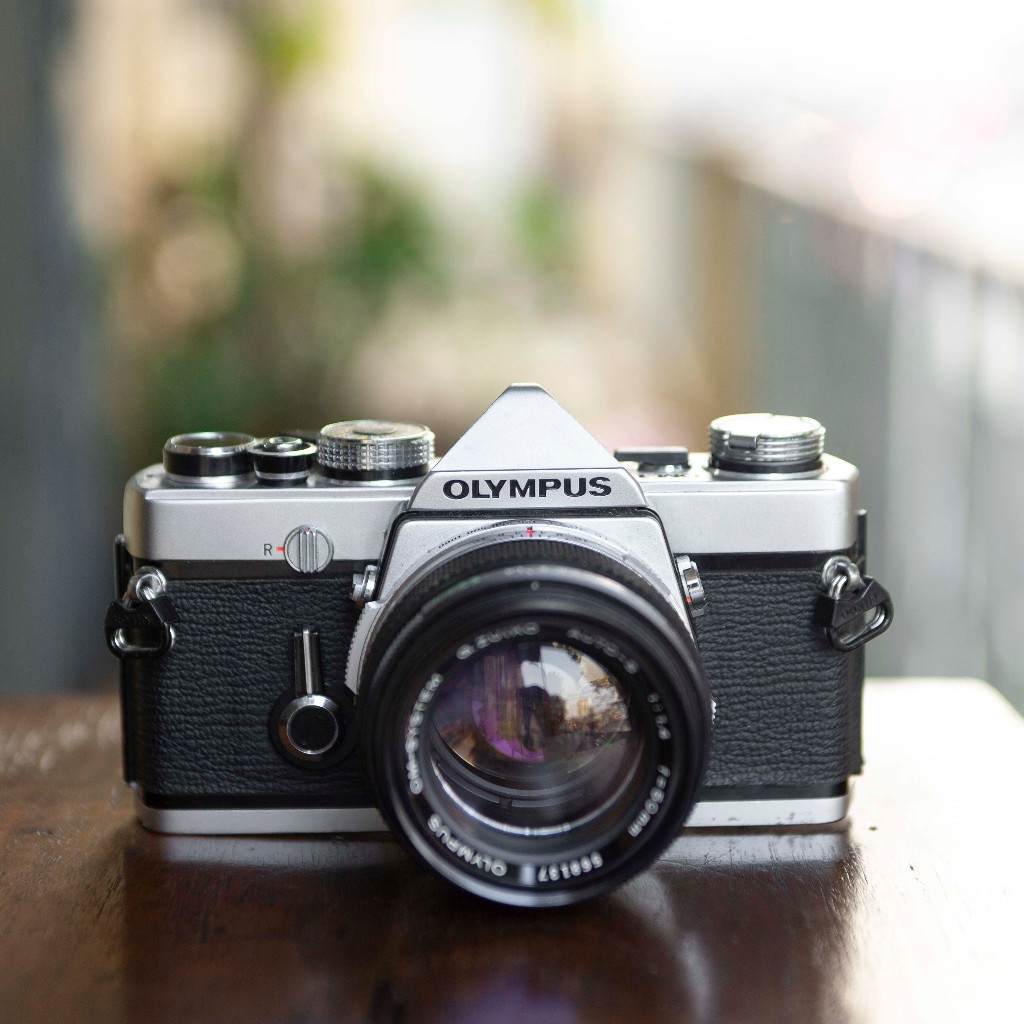 Olympus OM1 (Silver/Seri 983600) – G.Zuiko Auto S 50mm f/1.4 [SLR/135mm]