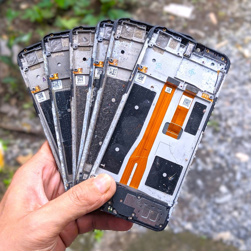 Xác Oppo A3s hư màn,không main không pin lấy linh kiện - Khung sườn / Cụm sạc Oppo A3s