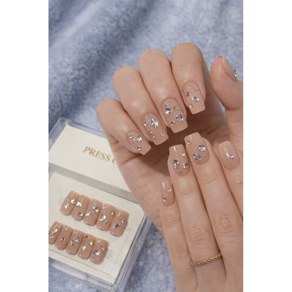 Bộ nail press-on màu nude đính đá
