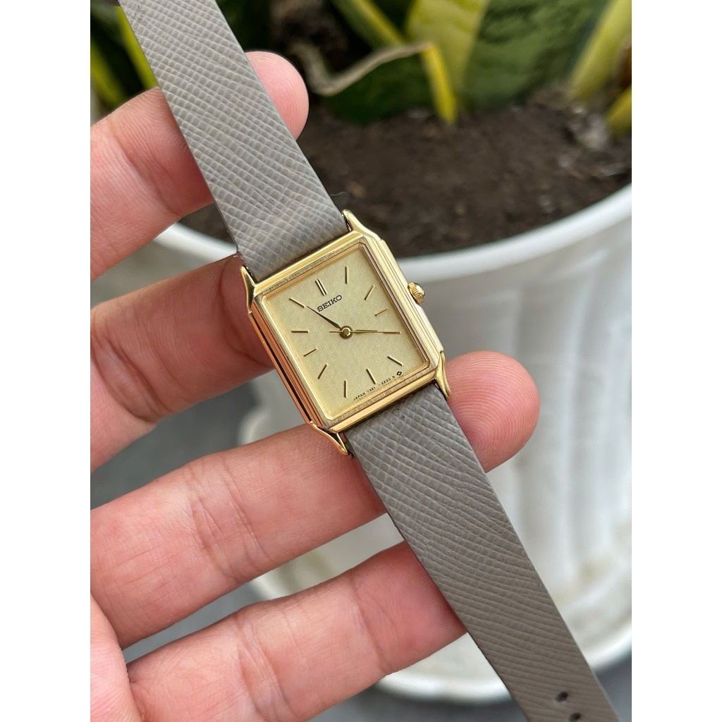 Đồng hồ nữ Seiko tank kính saphia mặt sớ vàng chạy pin hàng si