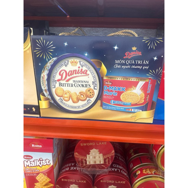 Hộp quà bánh Danisa 454 và Dmaxx 220g.