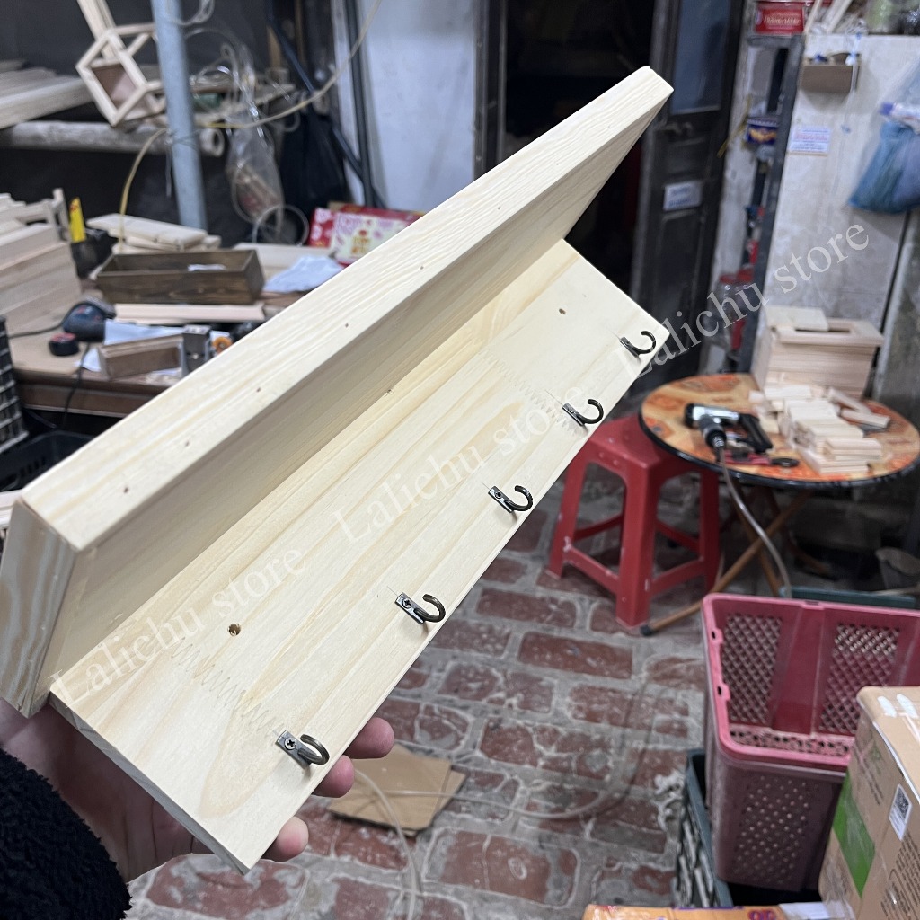 Kệ gỗ gắn tường có móc treo, kệ treo tường decor