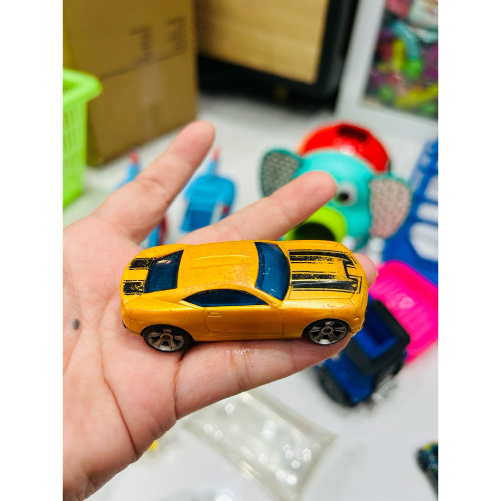 Xe mô hình Hasbro Stunticon Bumblebee Camaro màu vàng tỷ lệ 1:64.