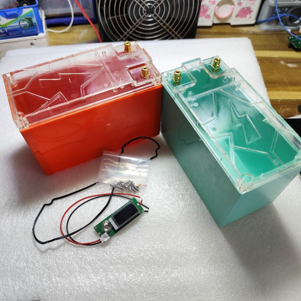 Hộp 12V 15A chống nước chứa vừa 4 viên 33140 hoặc 32140