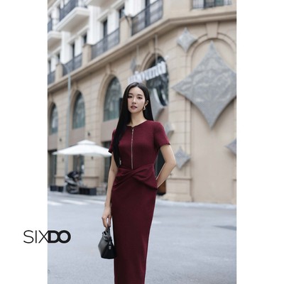 Đầm bút chì ngắn tay phối khóa kéo xoắn eo SIXDO (Dark Red Woven Pencil Dress)