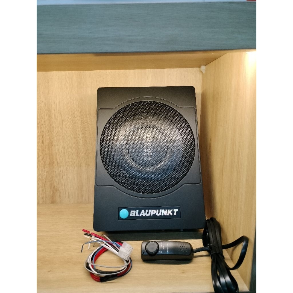 1 chiếc loa subwoofer Blaupunkt 8100A size 29*21*6, 5cm loa 8inch~20cm max power 250w nhỏ gọn phù hợ