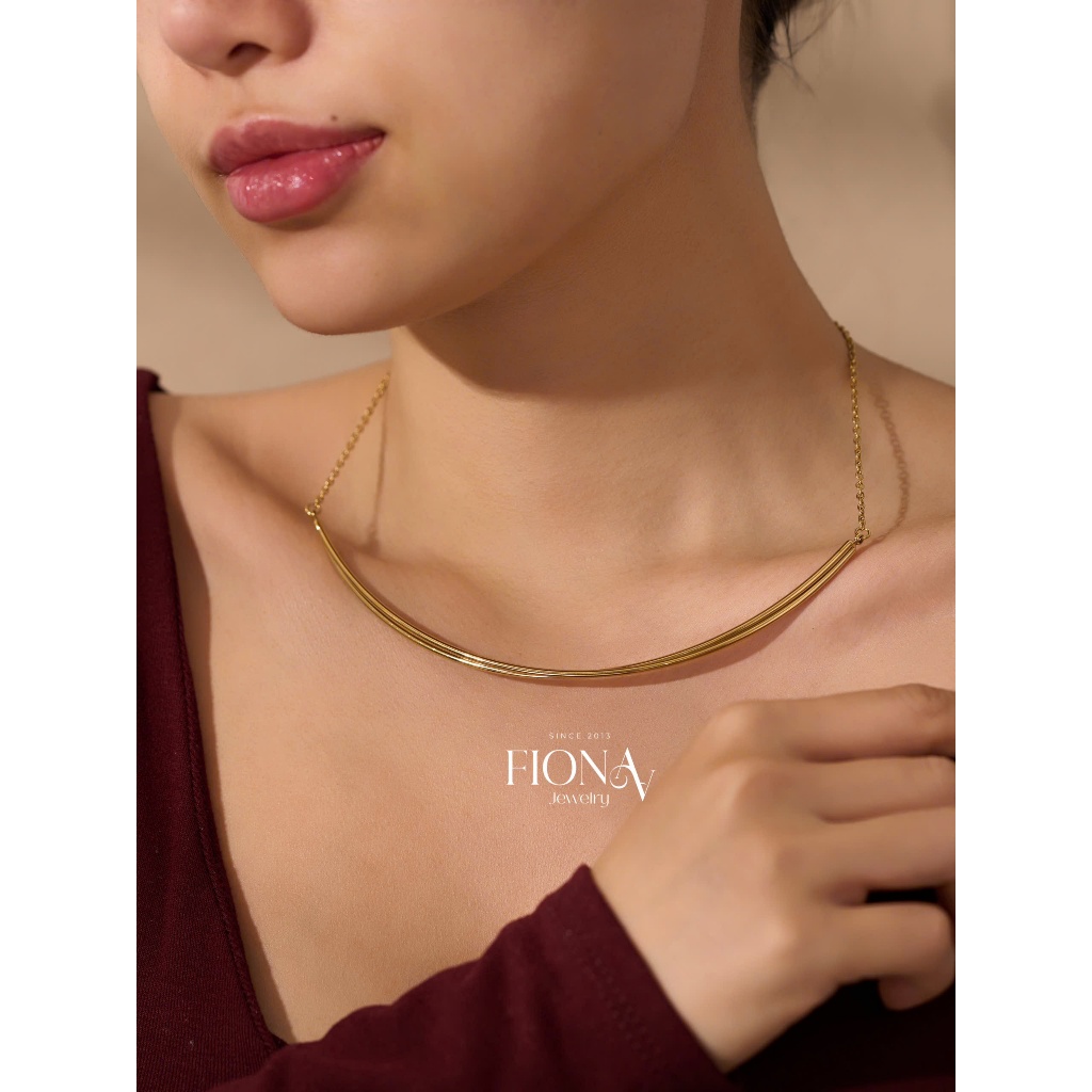 Vòng cổ dáng kiềng Luna thanh lịch cổ truyền Fionaa Jewelry thép Titan không gỉ