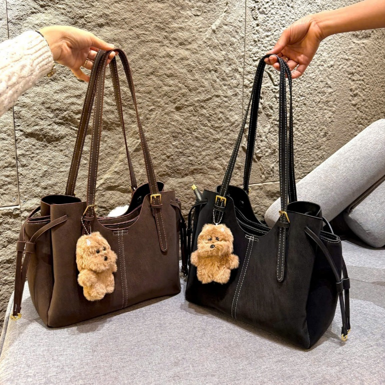 Túi Xách Nữ Tote Vintage Size 30 Da Lộn Đeo Vai Thanh Lịch Dung Tích Lớn Kèm Charm Gấu Xinh - HT563