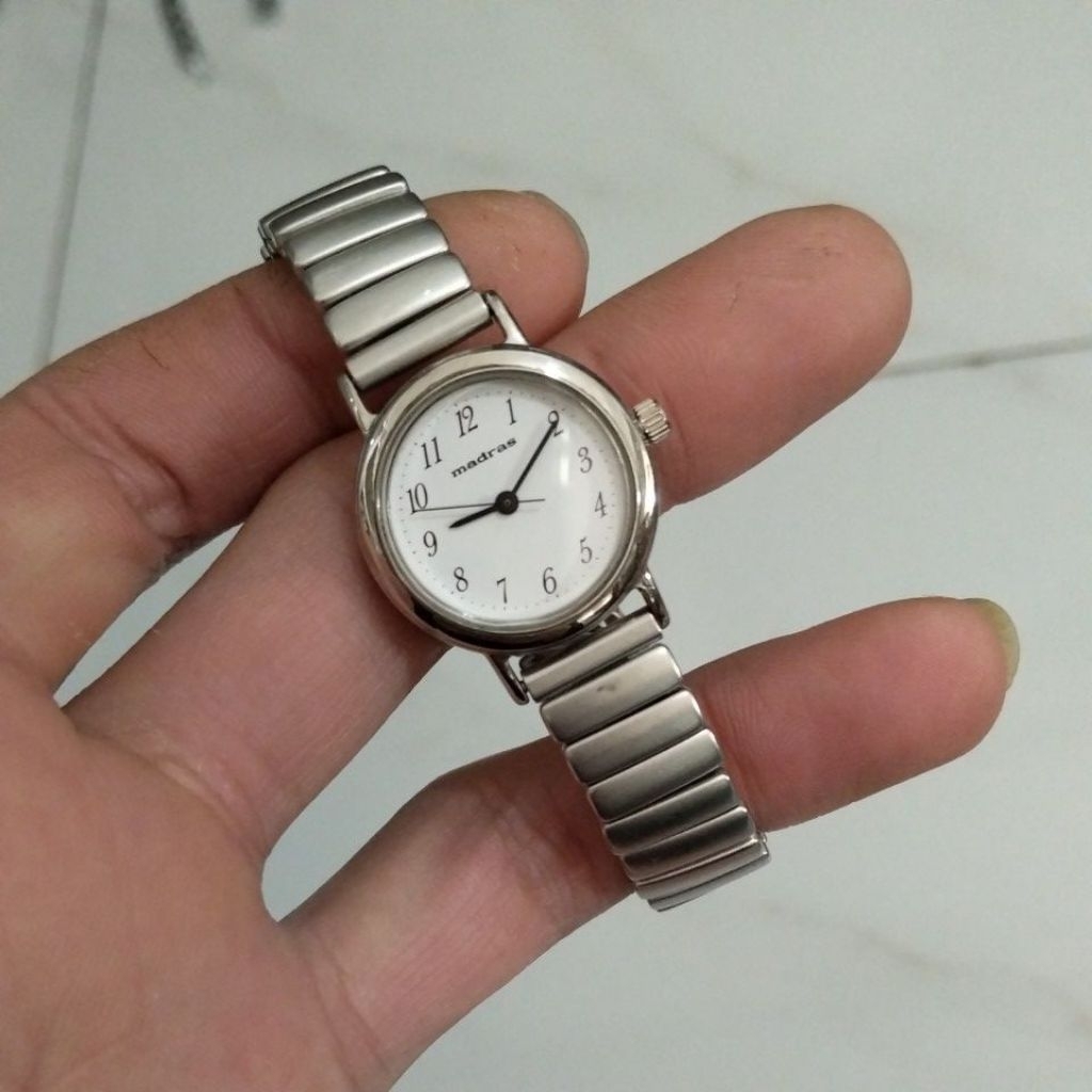 đồng hồ si nhật nữ dây chun hiệu CRATER màu bạc độ mới 90%