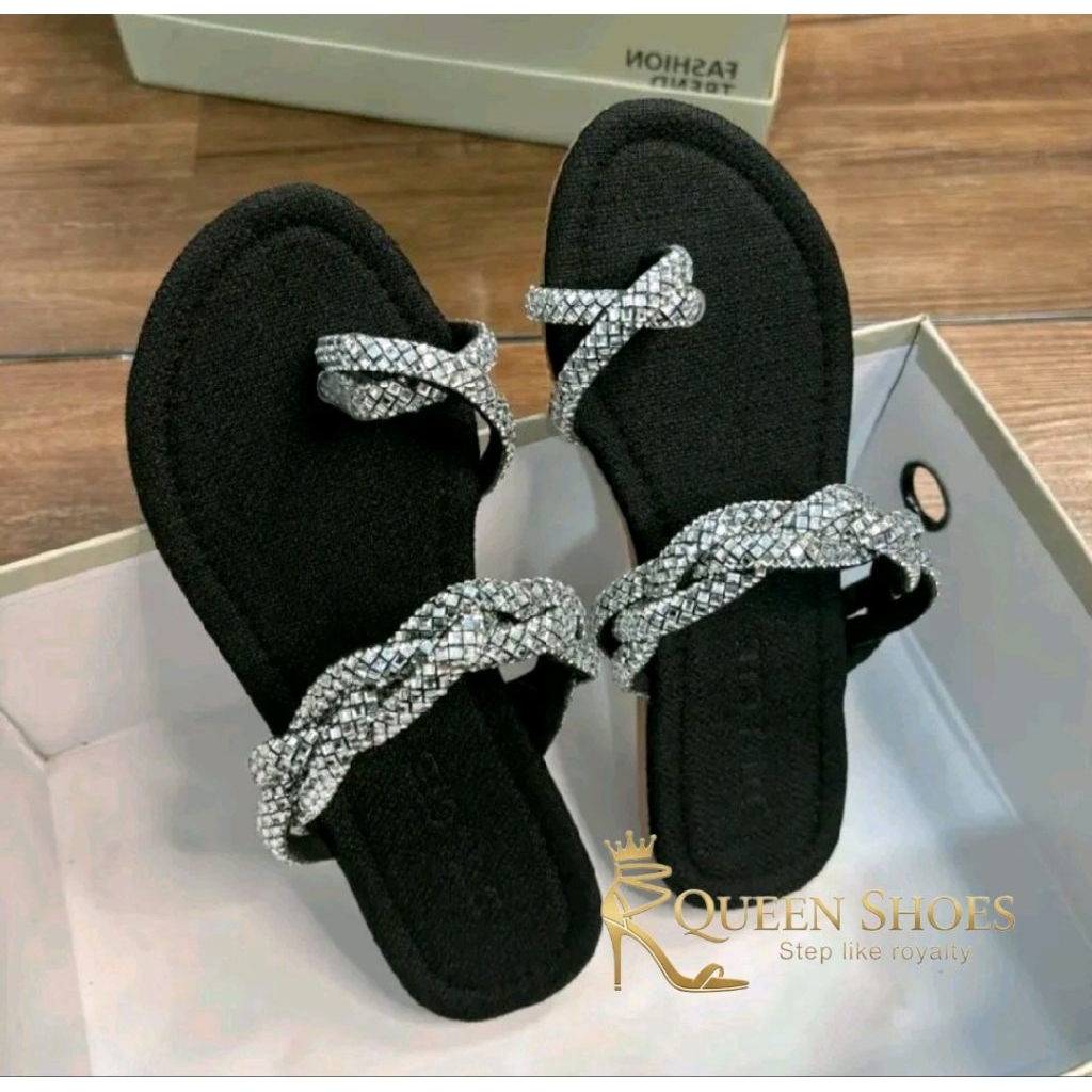 Queen shoes - Dép Mũi Tròn Xỏ Ngón 2 Dây Đá, Quai Thắt Bện Sáng Lấp Lánh.