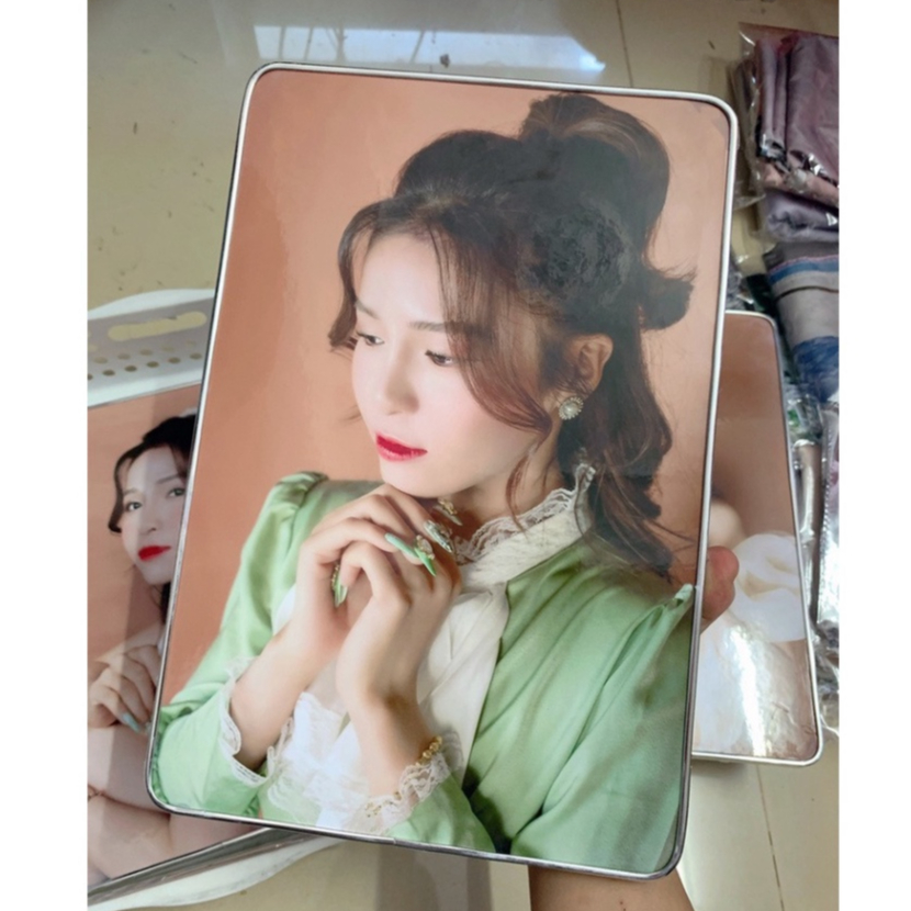 ảnh để bàn tráng gương in theo yêu cầu , in lên gỗ có chân để bàn , in uv sắc nét bền đẹp viền compu