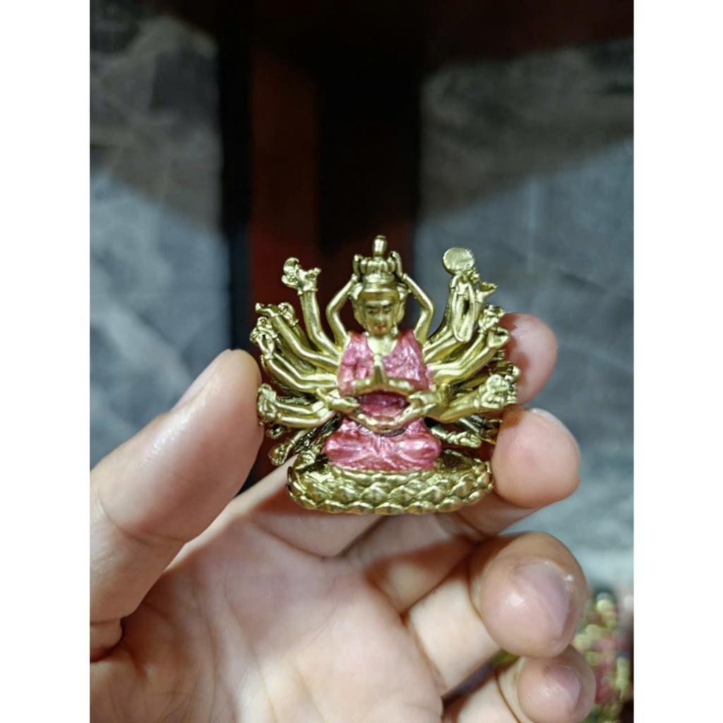 Tượng Phật Quan Âm Nghìn Tay  Tứ diện bằng đồng vàng . cao 4.5 cm. Tượng Phong Thủy Bình An
