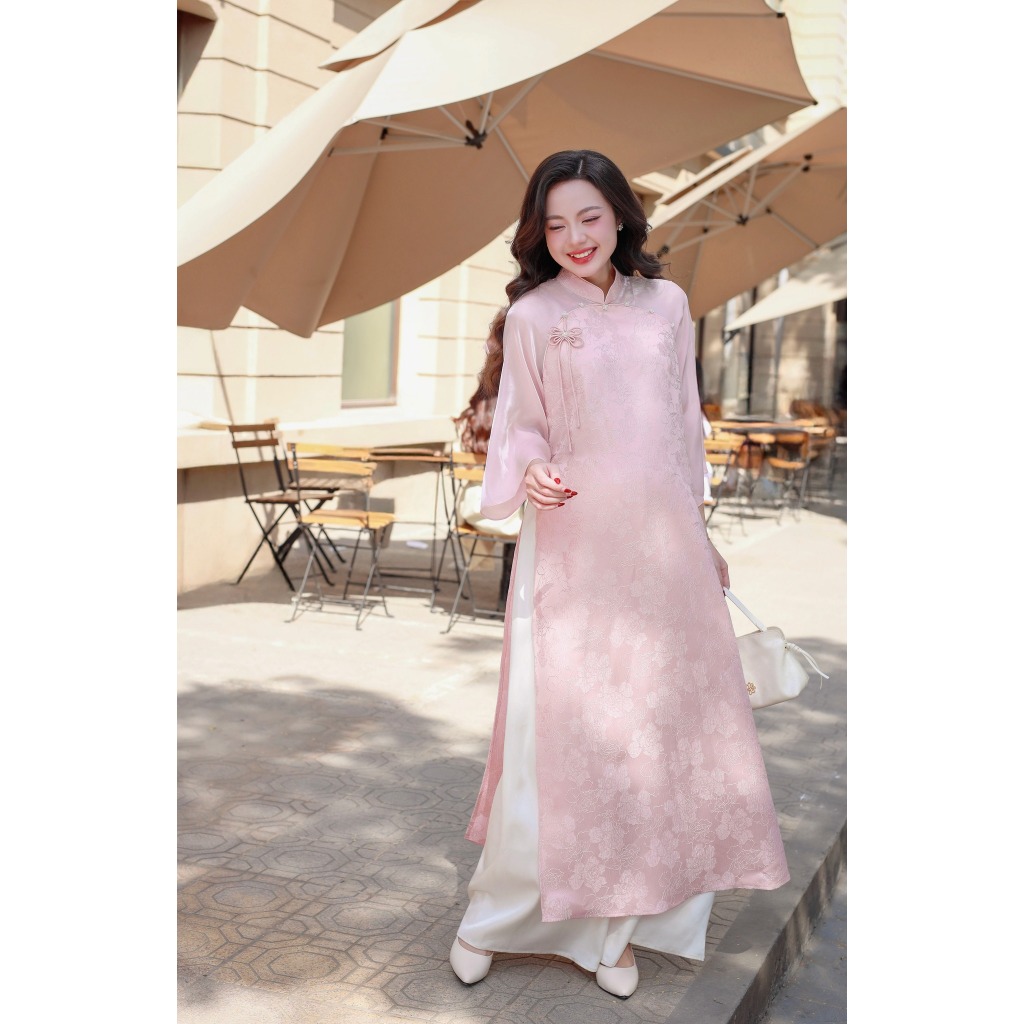 [Kèm quần lụa + khăn lụa] Áo dài thiết kế dáng suông Mai Trang BST Phong Hoa 2026 chất liệu gấm dệt 2 tà BY L'AMME | BigBuy360 - bigbuy360.vn