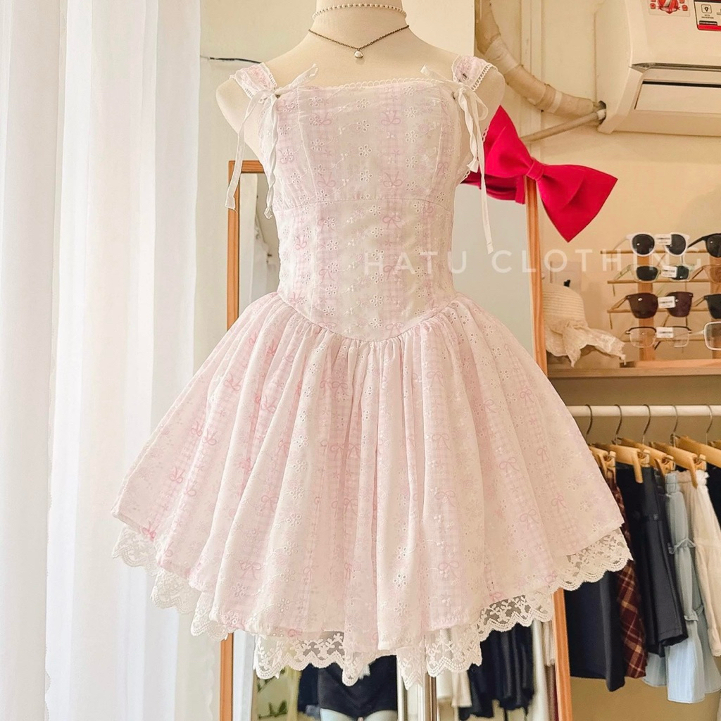 [HÌNH SHOP TỰ CHỤP] - Dino Dress - Đầm dây hoạ tiết nơ nhí tông hồng nhạt trắng phối ren nơ dáng ngắ