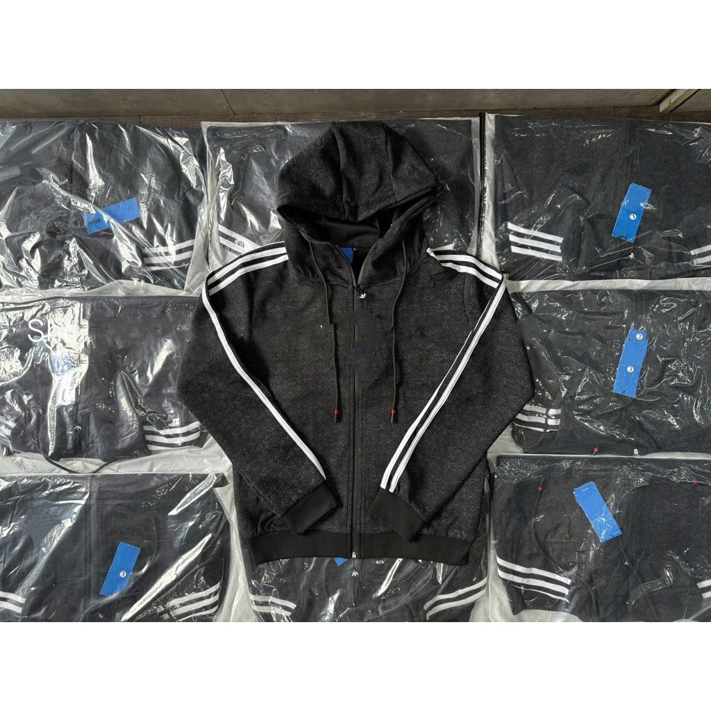 Áo Khoác Xám Chuột Logo Thêu Trước Ngực Phối Tay 3 Sọc Dày Dặn Hàng QC