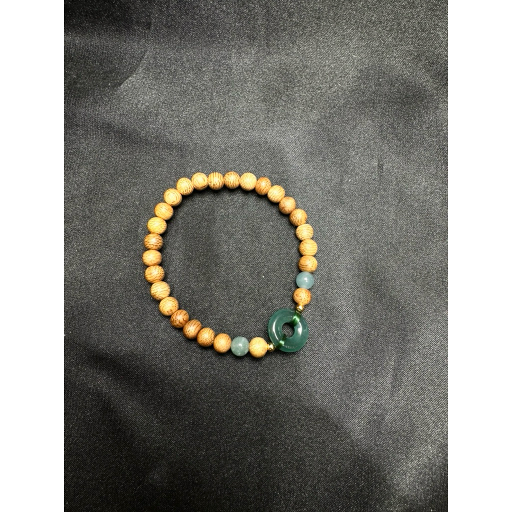 Lắc tay trầm rừng mix hippi ngọc lục bảo.