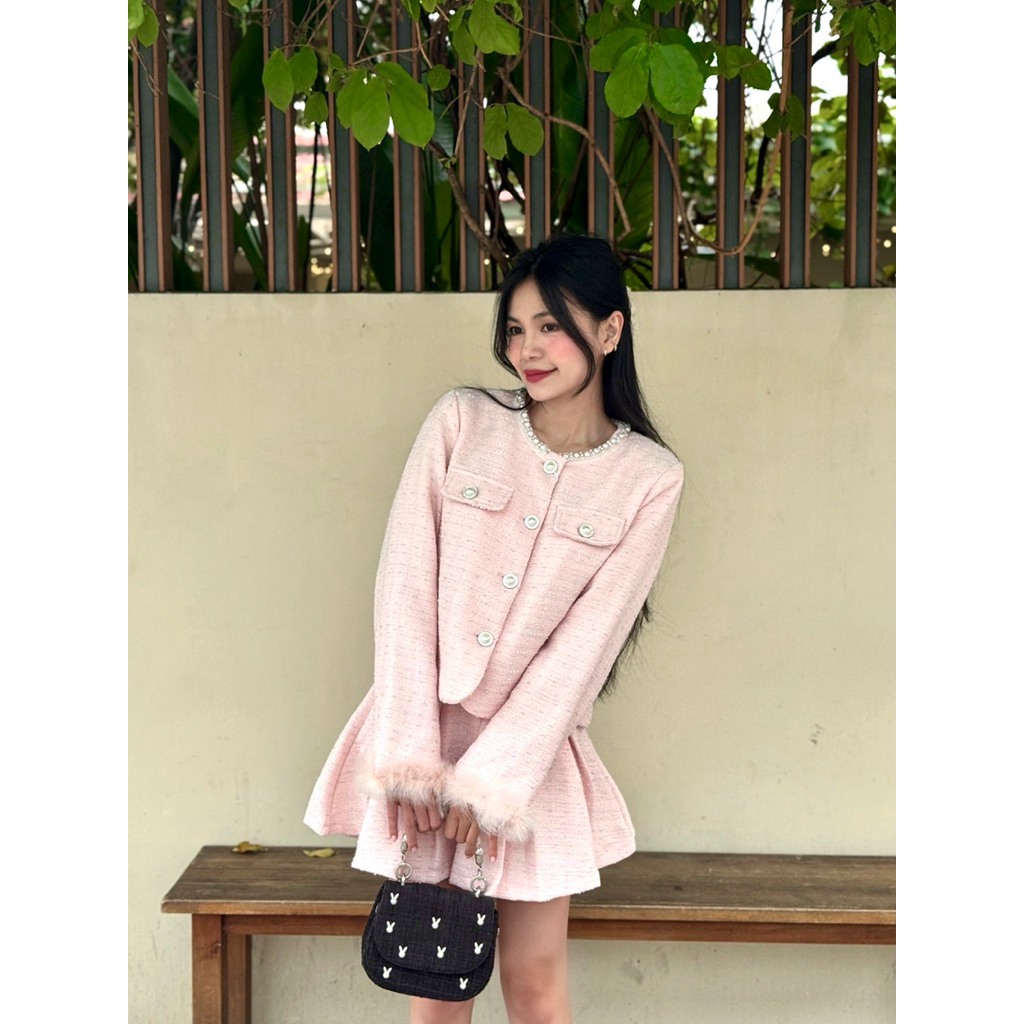 Set dạ tweed tiểu thư hồng hàng Quảng Châu cao cấp phối lông vũ, gồm áo và chân váy xếp ly (ảnh shop