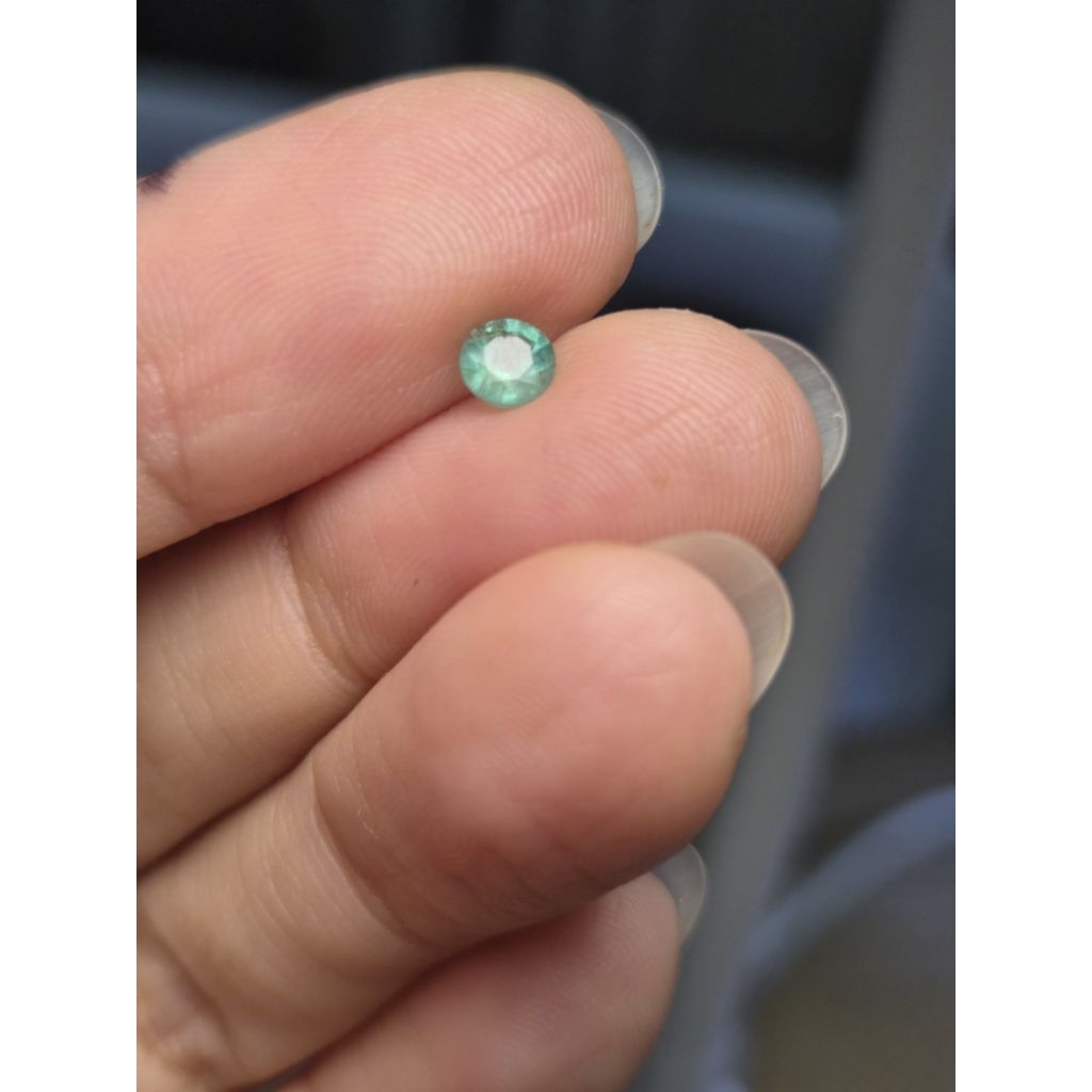Light green Emerald round 4.3mm