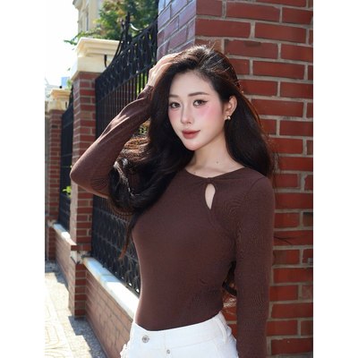 MARC FASHION Áo Thun Ôm Body Dài Tay Khoét Cổ - CBAK122512
