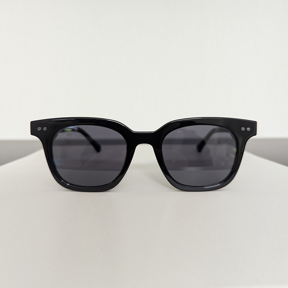 Kính râm Gentle Monster South Side 01 Đen Chữ V