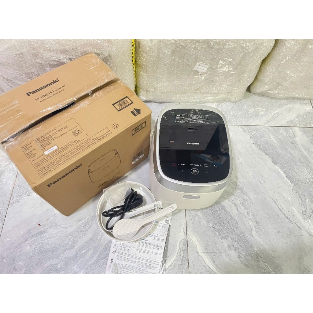 Nồi cơm cao tần Panasonic 1.5 lít SR-HNS151WRA. Hàng trưng bày. Bảo hành hãng 12 tháng.