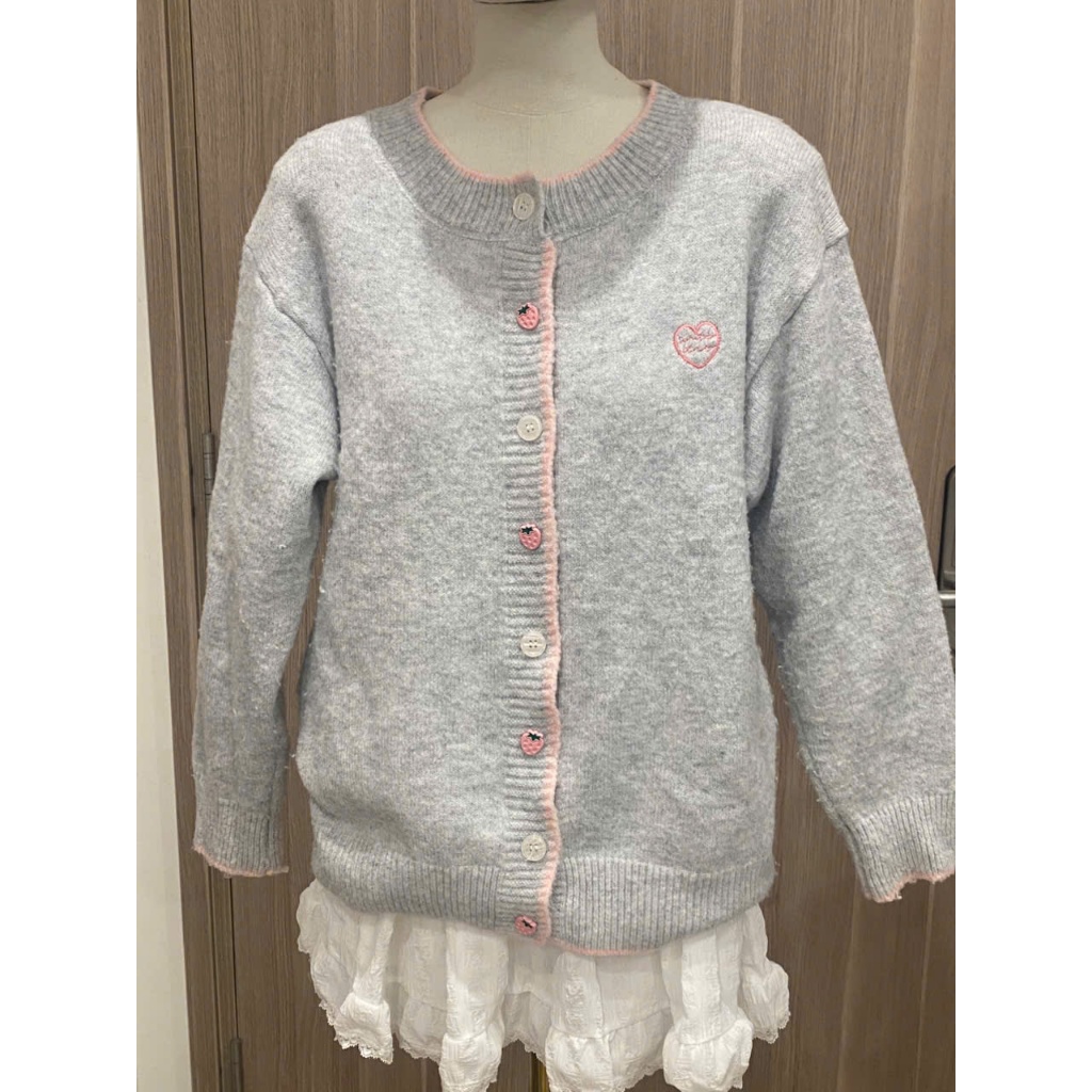 [ẢNH THẬT] Áo cardigan dệt kim 𝒀𝒖𝒎𝒎𝒚 cổ tròn, Áo cardigan len phối cúc hình dâu tây thêu logo AL31 | BigBuy360 - bigbuy360.vn