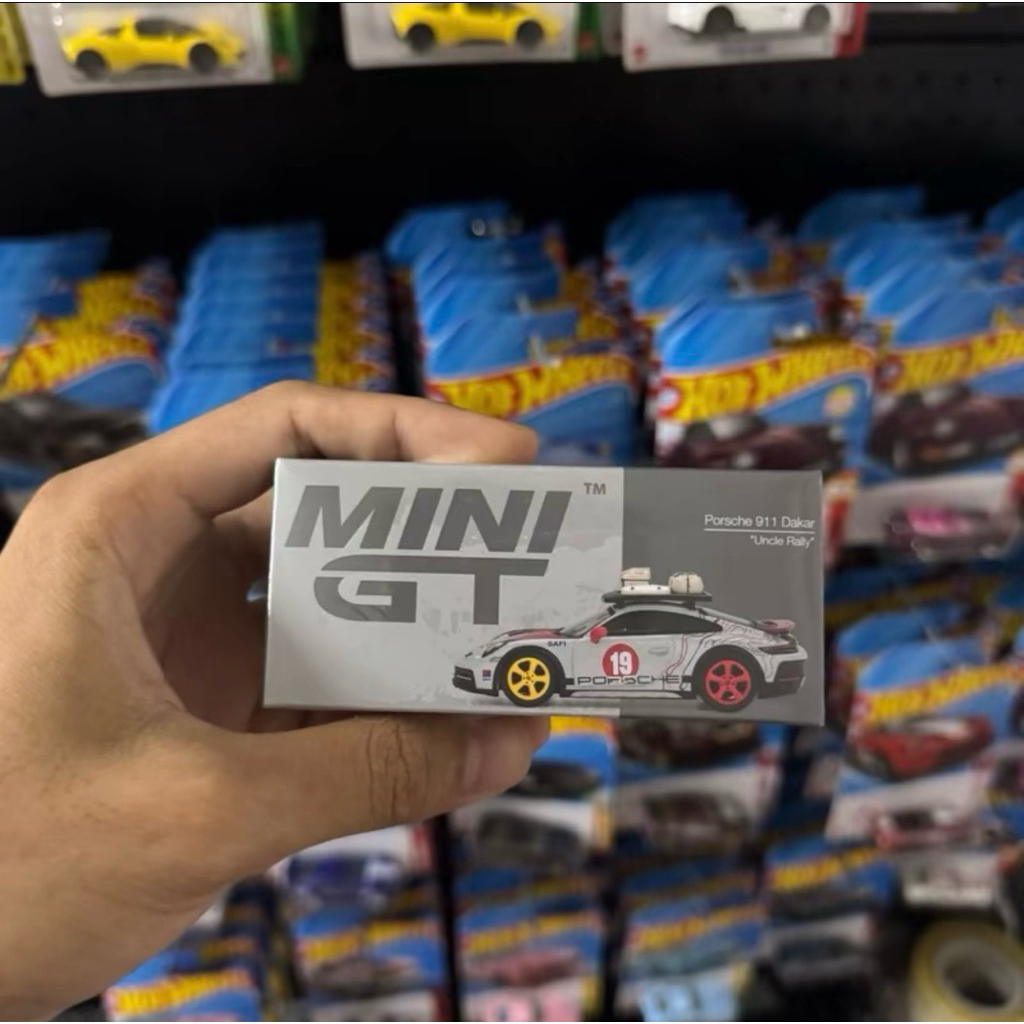 Mini GT Porsche 911 Dakar "Uncle Rally"
