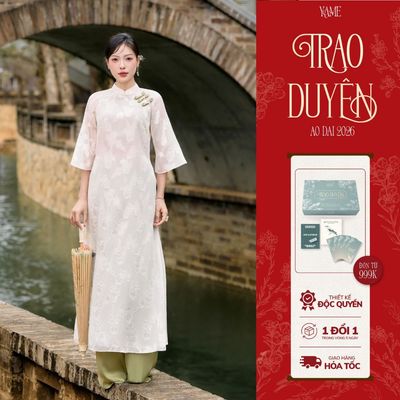 TẶNG LÌ XÌ - Áo Dài Tết YAME Hai Tà Trắng Be Vải Tơ Xước Họa Tiết Nổi Cổ Tàu Tay Lỡ Điểm Nơ YAD852