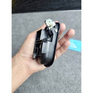 Tay mở cửa trong Ford Laser, Mazda 323
