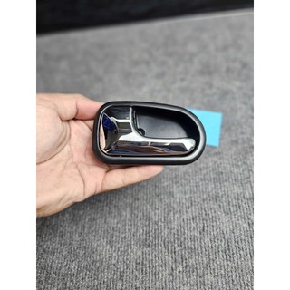 Tay mở cửa trong Ford Laser, Mazda 323