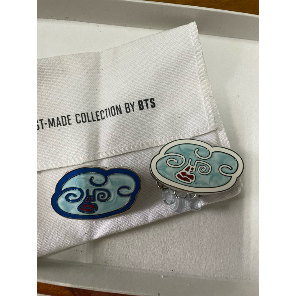 V BTS RAINY CLOUD MERCH